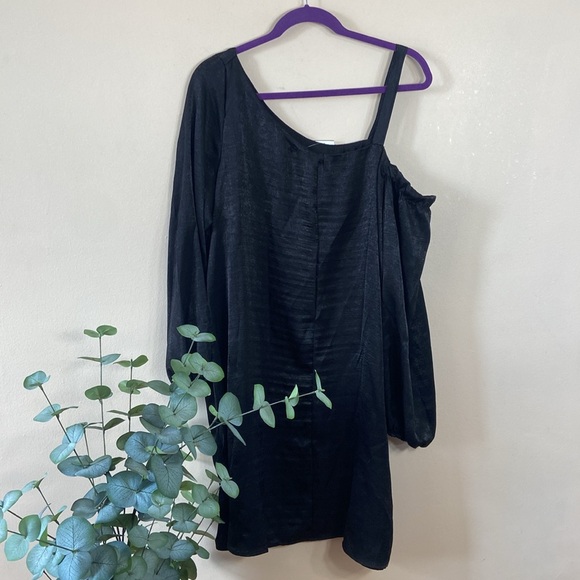 New "The Vanity Room" One off the shoulder Satin Silky Mini Dress Plus Black - Picture 6 of 7